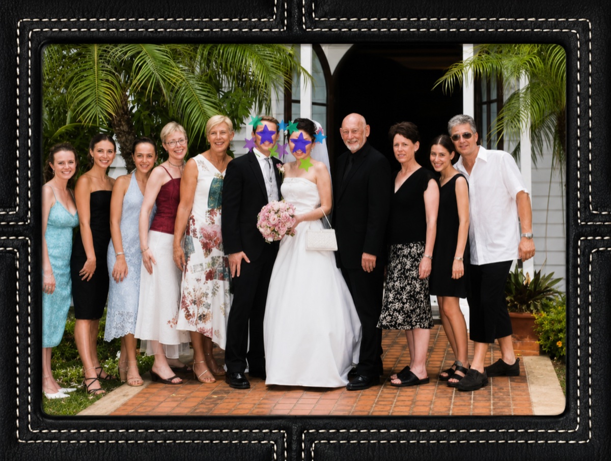 ハミルトン島の結婚式での集合写真。カジュアルな装いのオージー親族に囲まれた新郎新婦